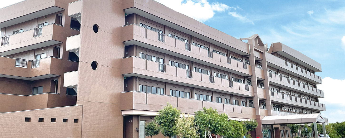 介護施設の建物外観。4階建てのモダンなレンガ造りの施設